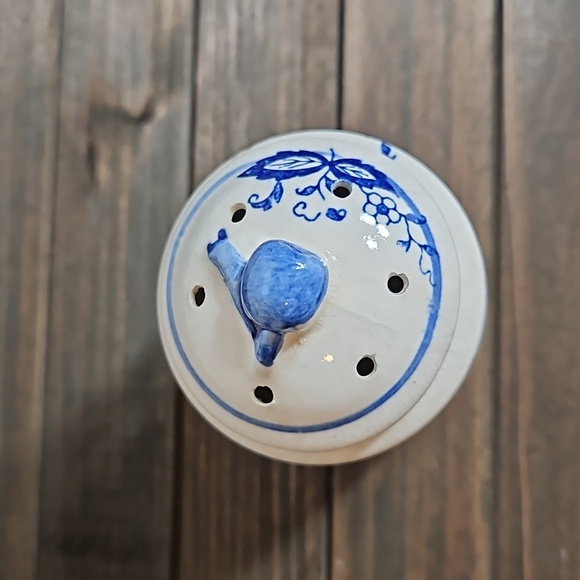 Vintage Blue Onion Salt Shaker if you have the pepper & need the salt here it is - Picture 5 of 6